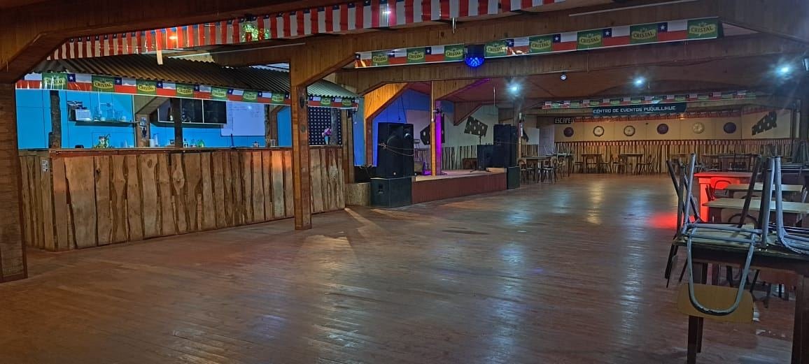 Bar y pista del salón — Centro de Eventos Puquillihue