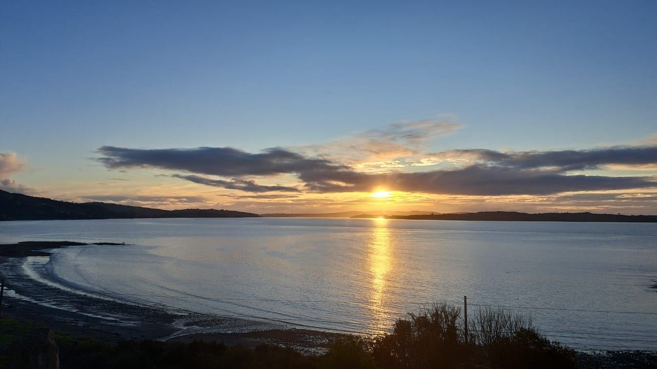 Atardecer en la bahía de Ancud — Centro de Eventos Puquillihue